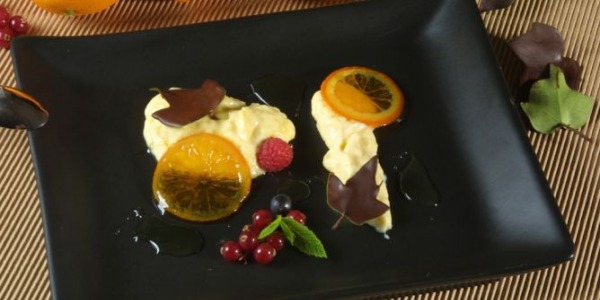 Crema de naranjas con hojas de chocolate
